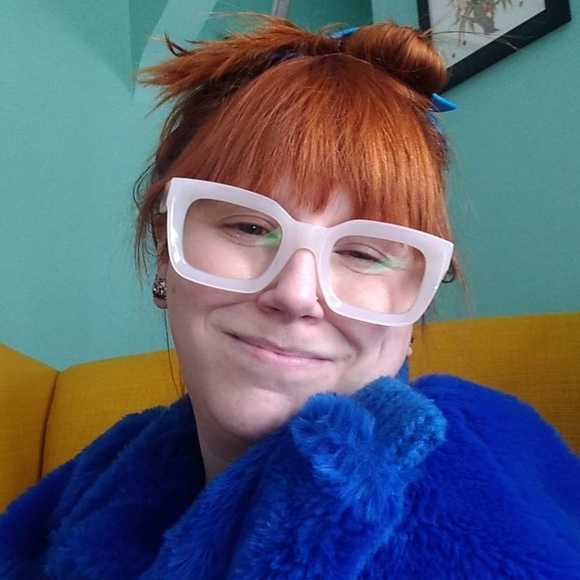 Meet your Posher, Carly - Picture 2 of 2